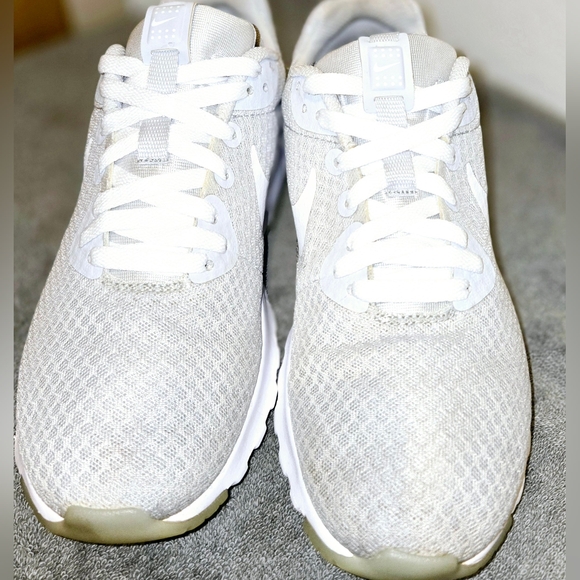 Nike Air Max Motion 833662-010 Platinum White Grey Running Shoes Women Sz 8.5 - Picture 2 of 7